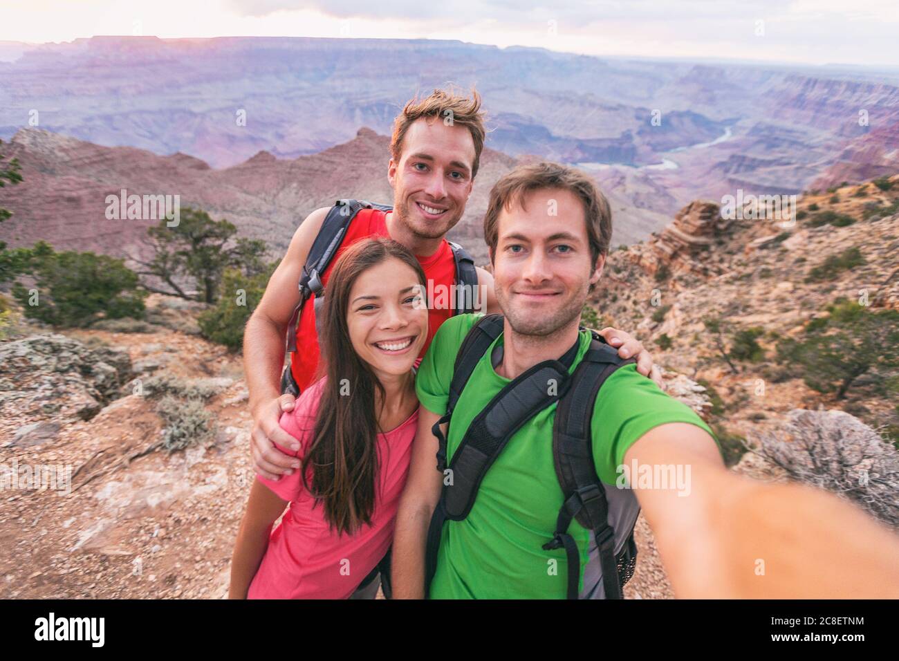 Selfie Gruppe von Touristen Freunde Wanderer Wandern im Freien. Glückliche Leute, die zusammen ein Selbstporträt-Foto im Grand Canyon Naturpark machen, reisen Urlaub Stockfoto