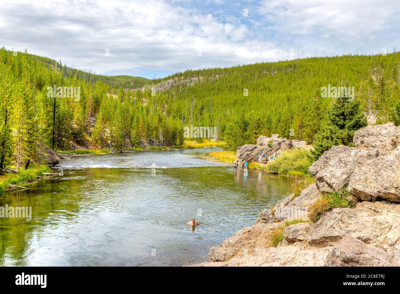Wyoming, USA - 24. August 2019: Besucher schwimmen und abkühlen sich am Firehole River im Yellowstone National Park, Wyoming, USA. Der Fluss fließt durch Stockfoto