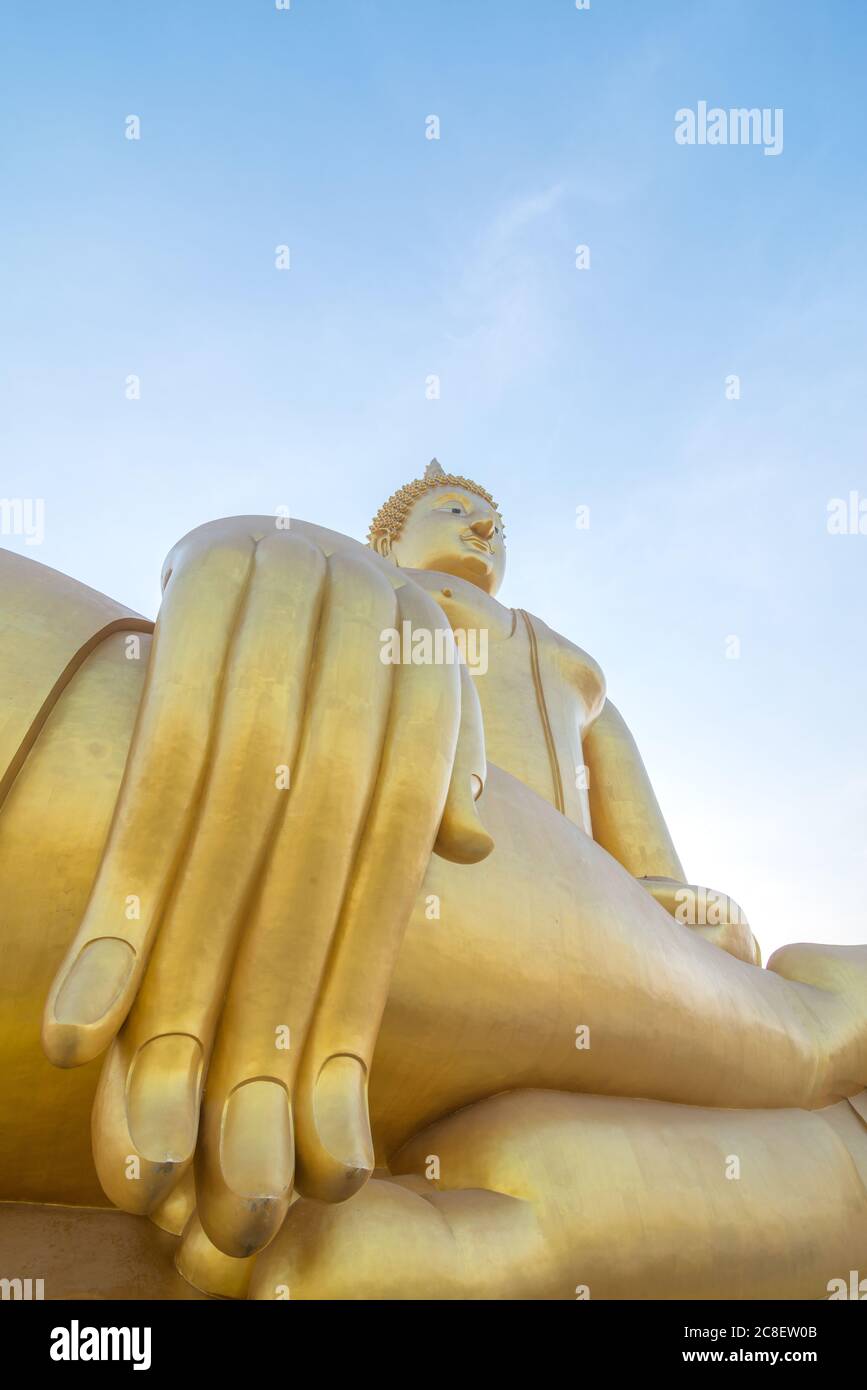 Die Landschaft der riesigen goldenen buddha-Statue des Wat Muang Tempels in der Provinz Ang Thong, Thailand. Stockfoto