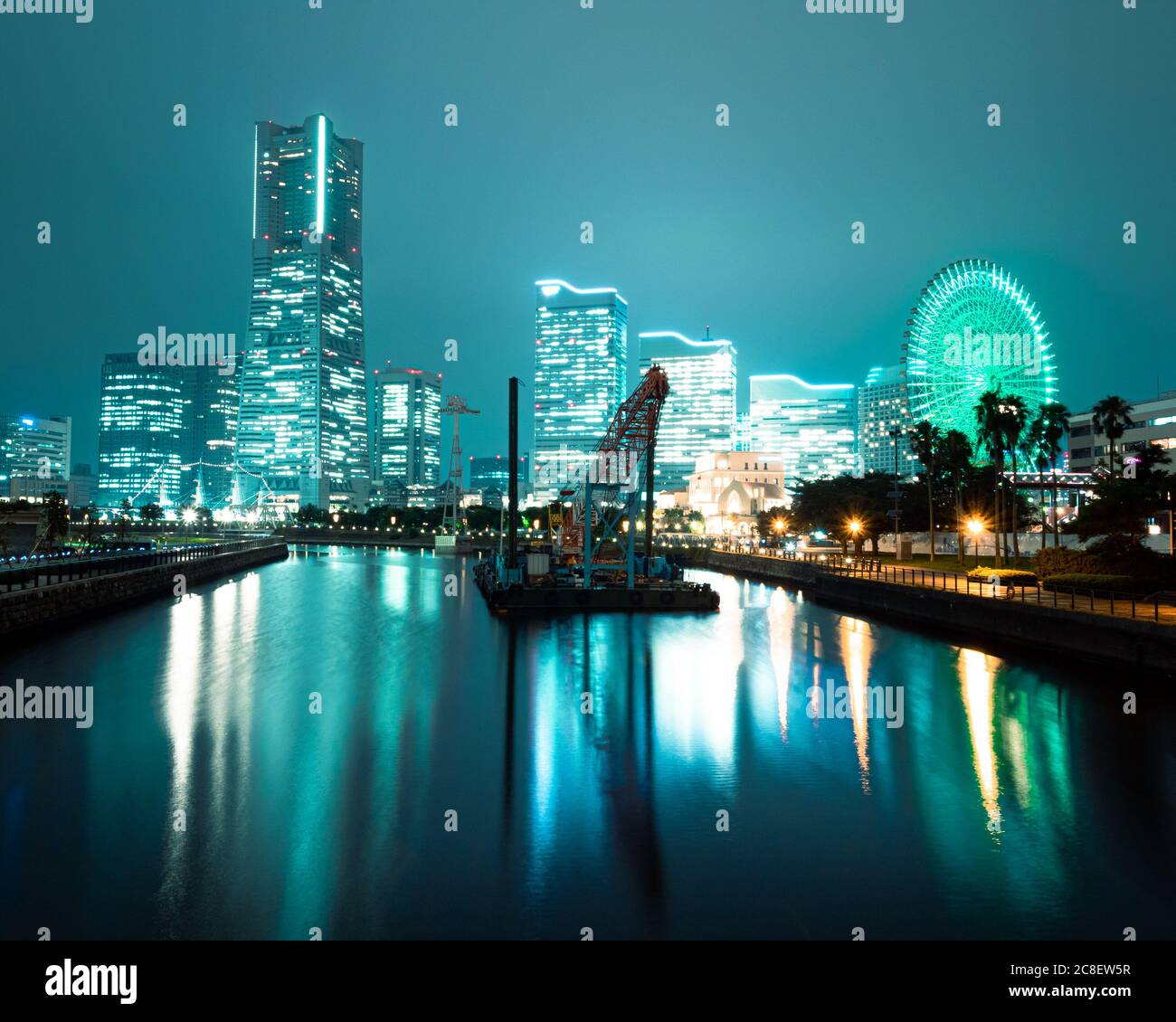 Yokohama Landmark Tower, Cosmo World und Minatomirai Skyline von der Bankoku Brücke. Stockfoto