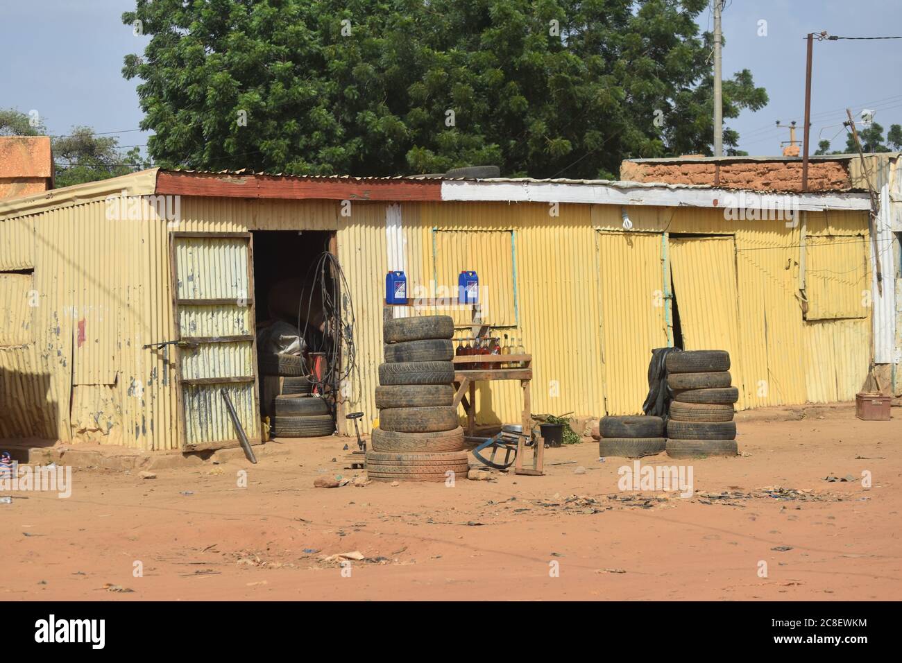 Eine Reifenwerkstatt, die Benzin in Alkoholflaschen verkauft, in Niamey, Niger, Afrika Stockfoto