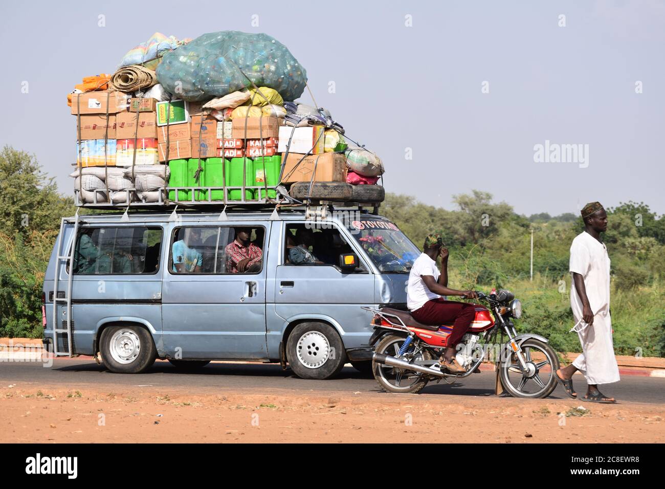 Ein überlasteter Taxivan in Niger, Afrika Stockfoto