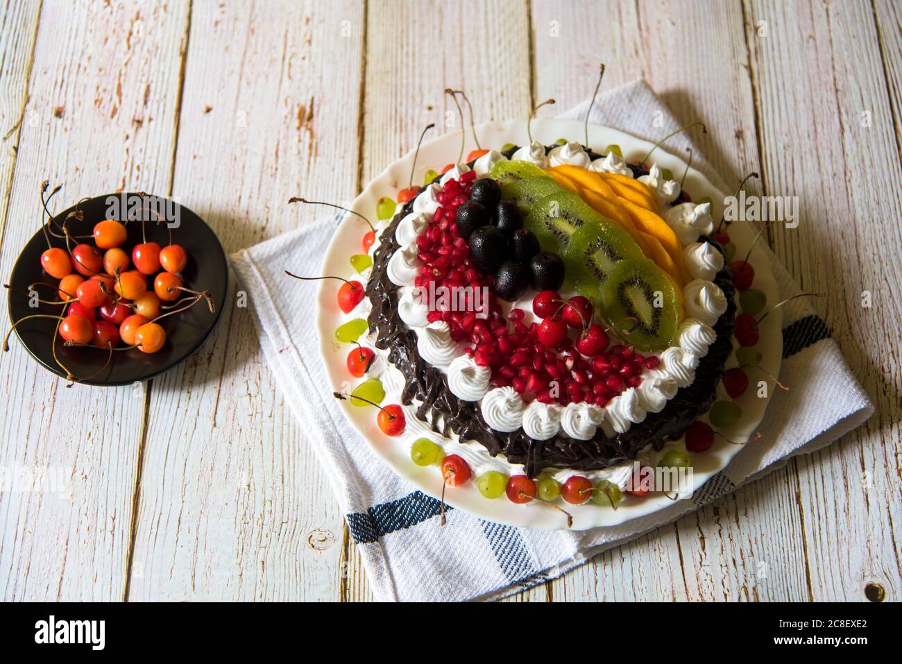 Frischer Obstkuchen und Kirschen auf einem Hintergrund mit selektivem Fokus. Ein köstliches Dessert. Stockfoto