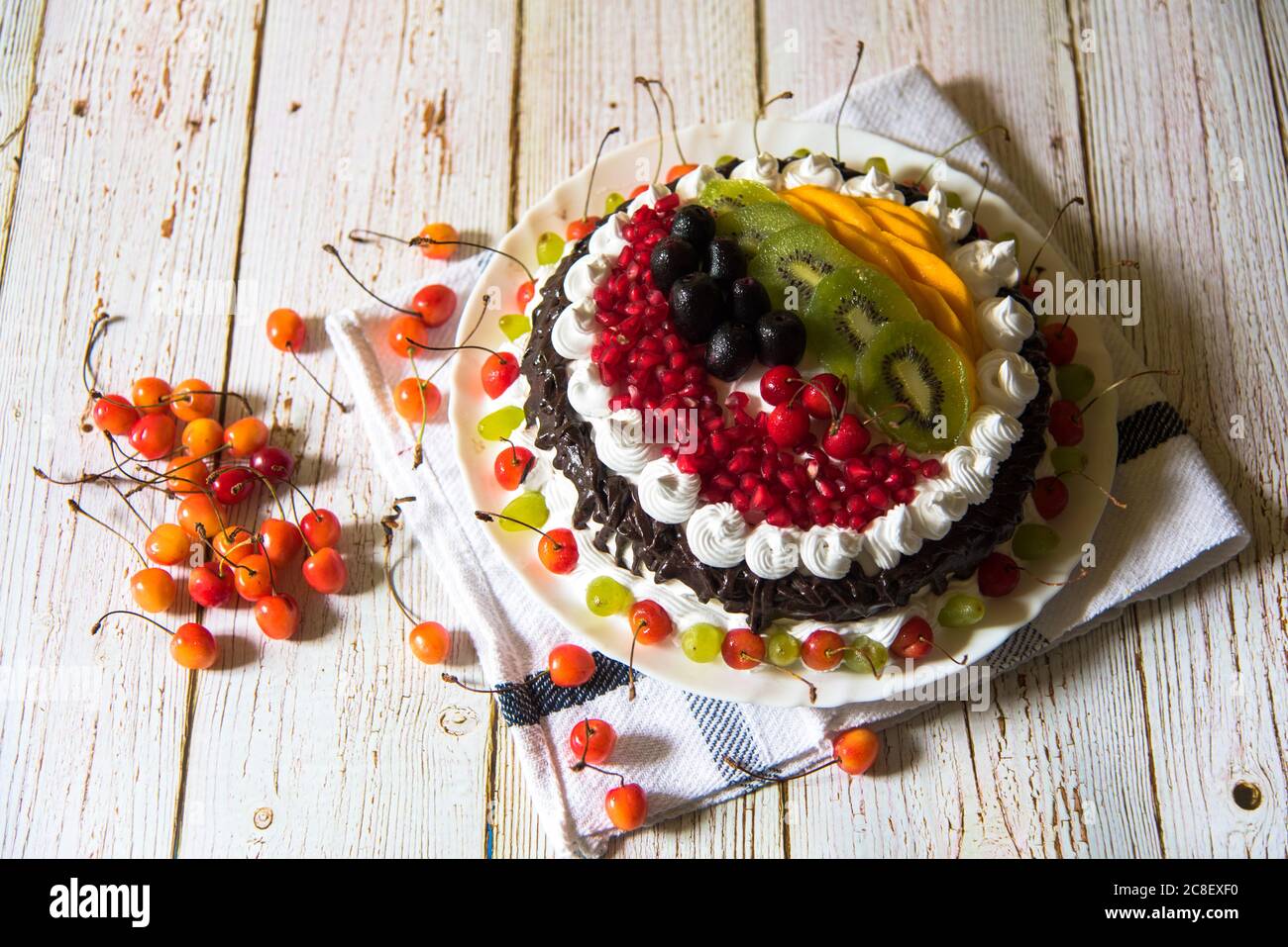 Köstliche Obstkuchen und Kirschen auf einem Hintergrund Stockfoto