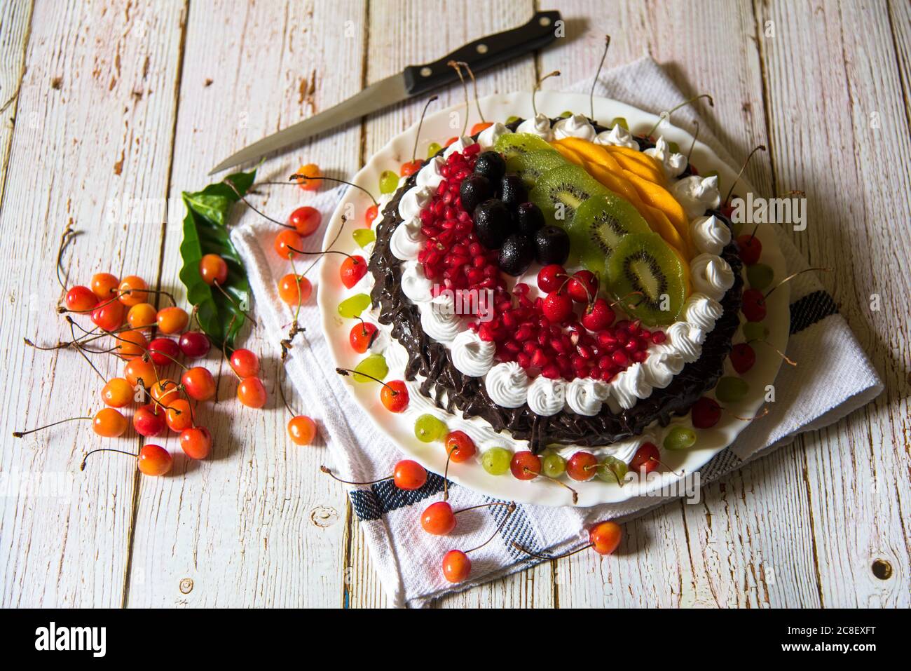Frischer Obstkuchen mit Gewürzen auf einem Hintergrund und Verwendung von selektivem Fokus. Stockfoto