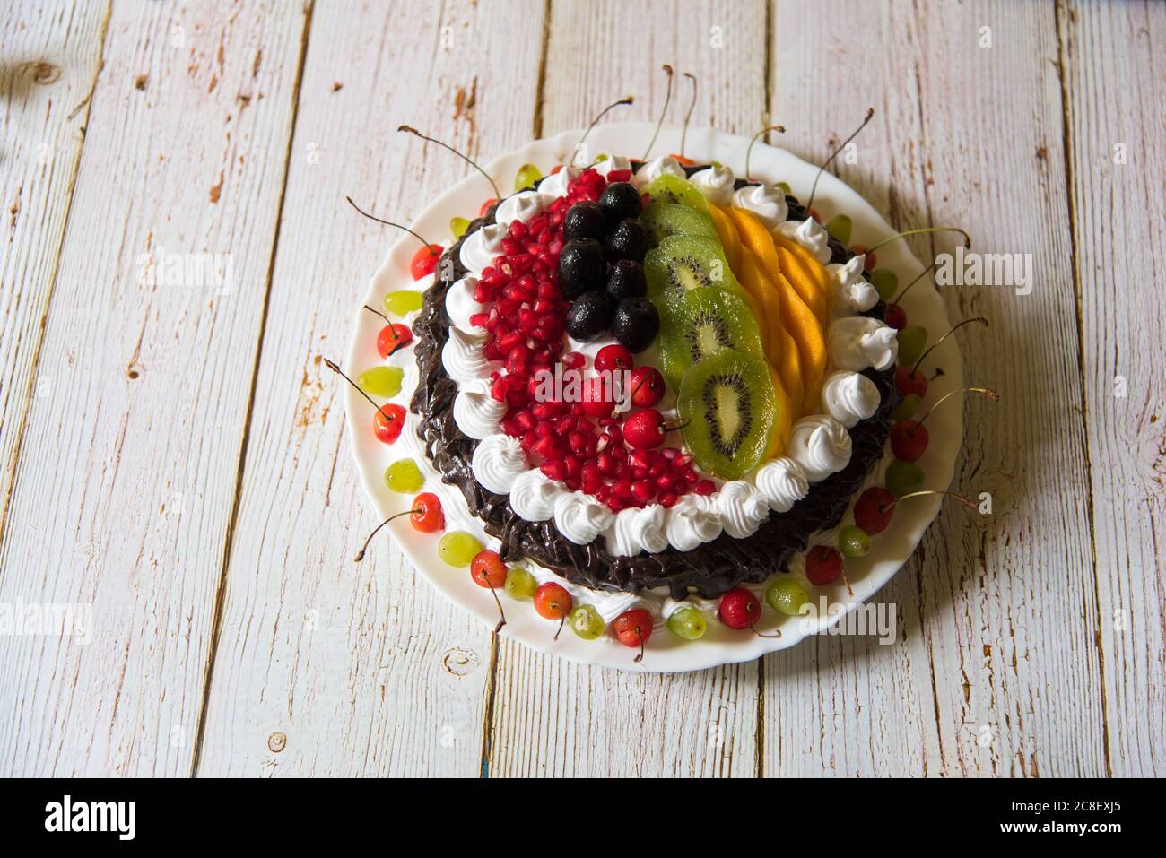 Eine vollständige Ansicht von Obstkuchen auf einem hölzernen Hintergrund mit Verwendung von selektivem Fokus Stockfoto