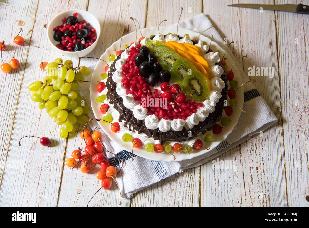 Obstkuchen mit Gewürzen und Zutaten auf einem Hintergrund angeordnet Stockfoto