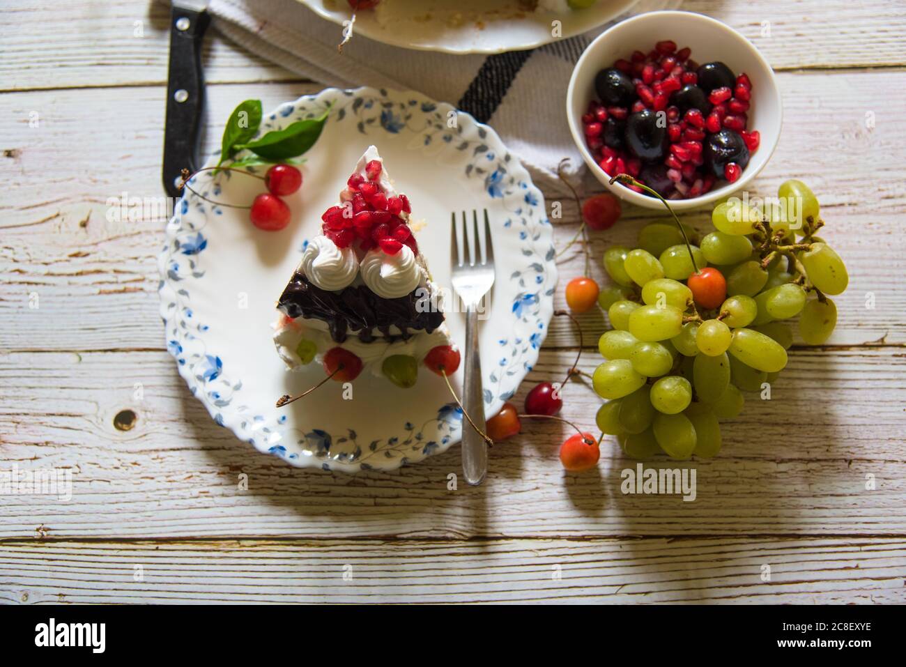 Ein Stück Kuchen mit Gewürzen macht ein köstliches Dessert. Stockfoto