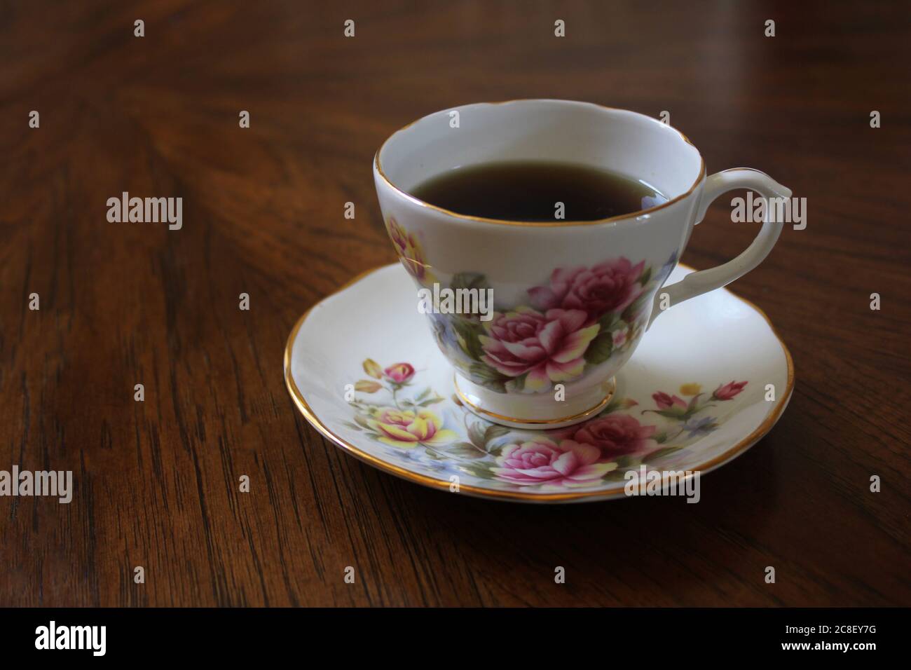 Schicke Teetasse auf einem Holztisch Stockfoto