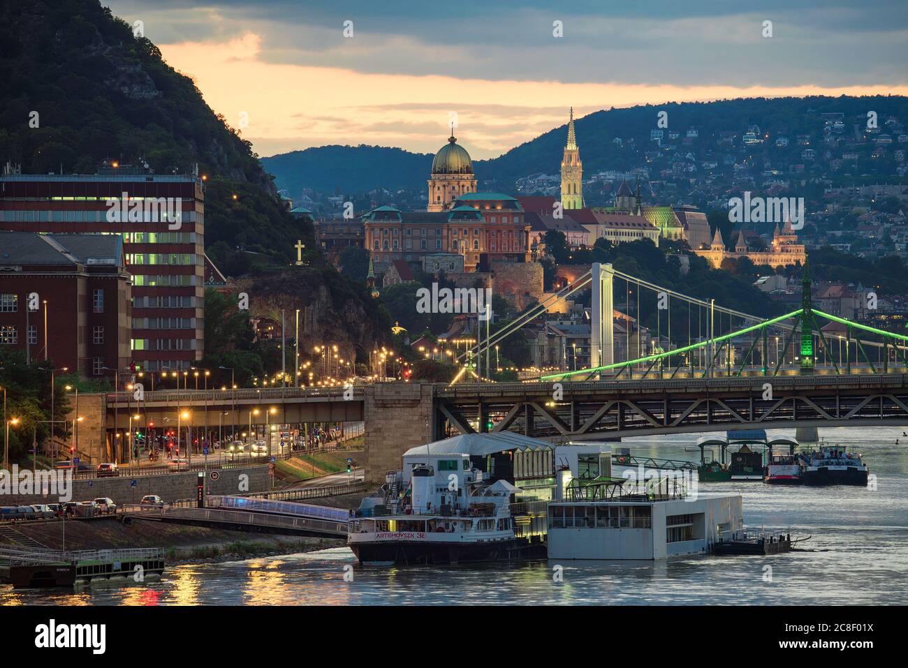 Budapester Stadtbild. Sie können die Freiheitsbrücke Erzsebet Brücke Buda königliche Burg Fishermens Bastion donau Fluss und berühmte Konzert Boot in der fo zu sehen Stockfoto