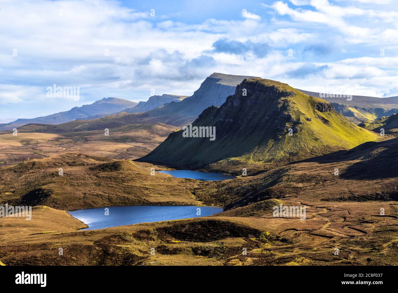 Blaue Seen vor den Bergen des Quiraing im trotternischen Grat. Isle of Skye, Schottland Stockfoto