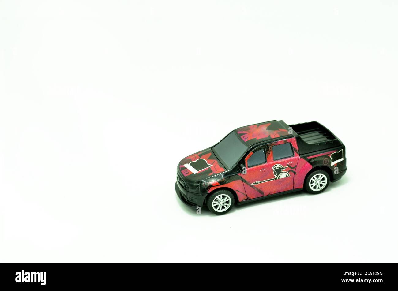Rot und schwarz Kunststoff Spielzeug Auto isoliert auf weißem Hintergrund Stockfoto