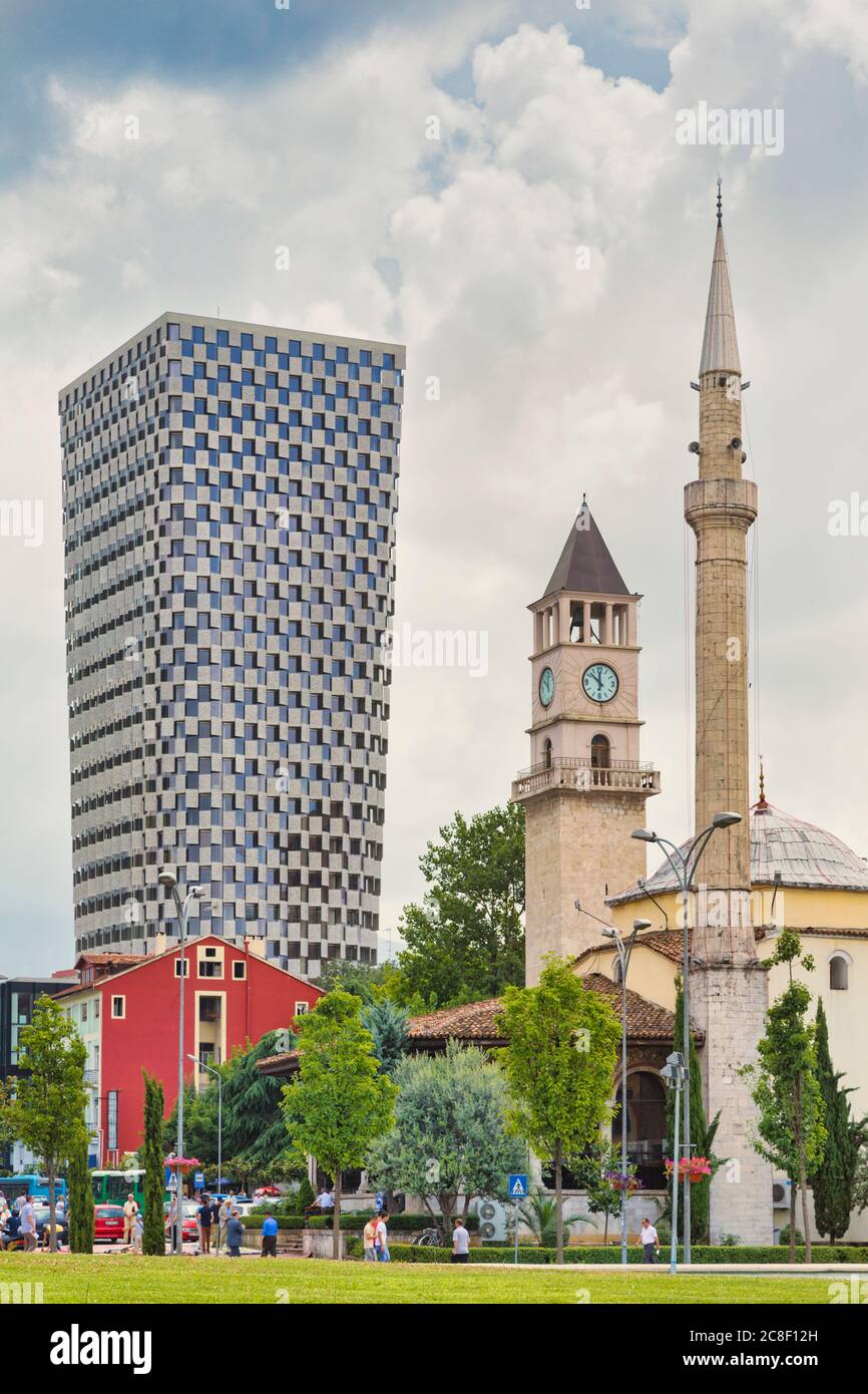 Tirana, Albanien. Die et'hem Bey Moschee mit dem 85 Meter hohen TID Turm dahinter. Der Turm wurde vom belgischen Architekturbüro 51N4E entworfen. Stockfoto