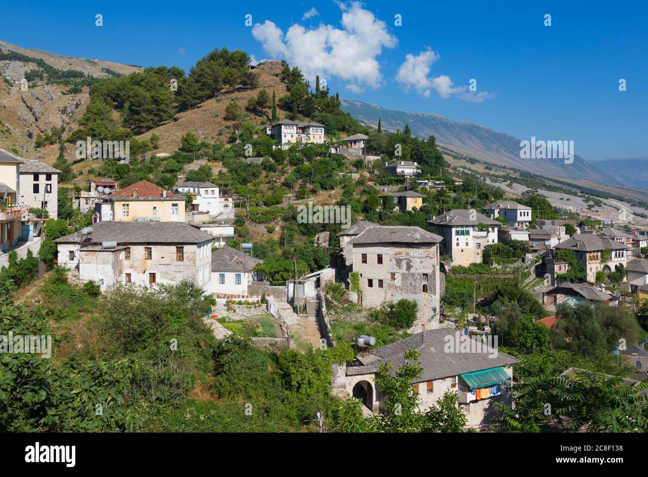 Gjirokastra oder Gjirokaster, Albanien. Typisches traditionelles Hotel am Rande der Altstadt. Gjirokastra ist ein UNESCO-Weltkulturerbe. Stockfoto