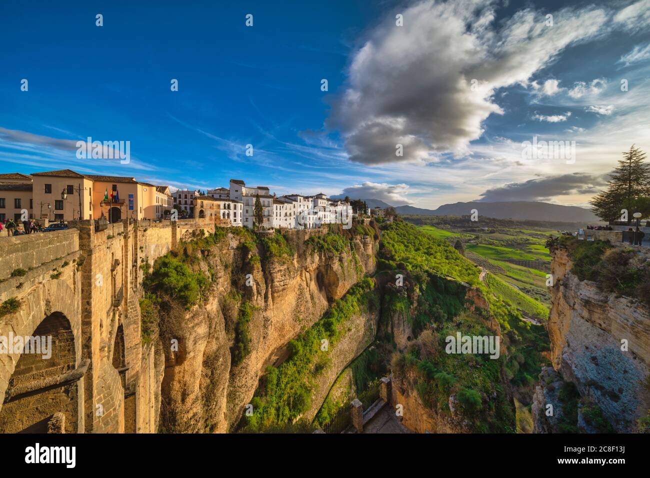 Häuser am Rande der Tajo Schlucht. Ronda, Provinz Malaga, Spanien. Stockfoto