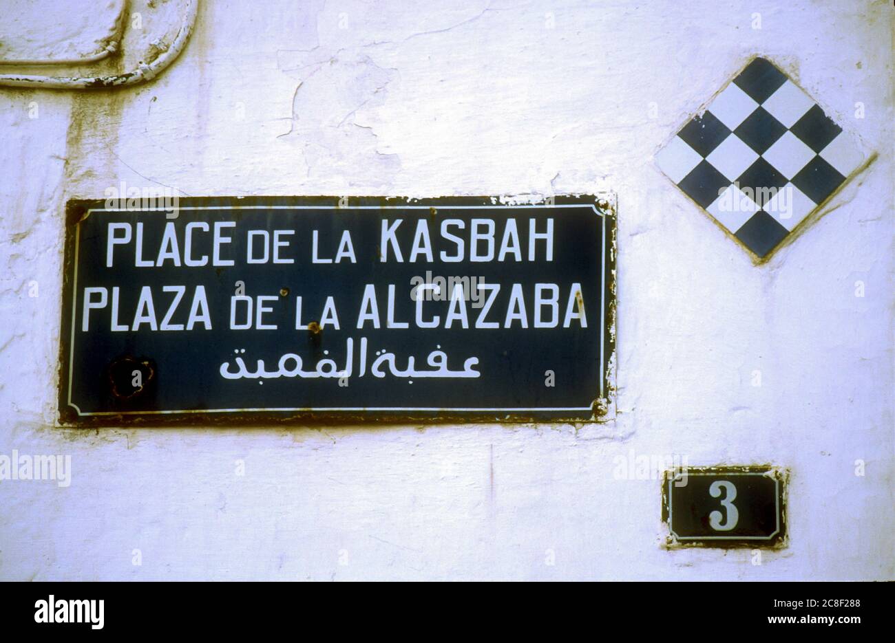 Dreisprachiges Straßenschild in Tanger, Marokko, spiegelt das Erbe von 2 Kolonialmächten sowie die native Arabisch. Stockfoto