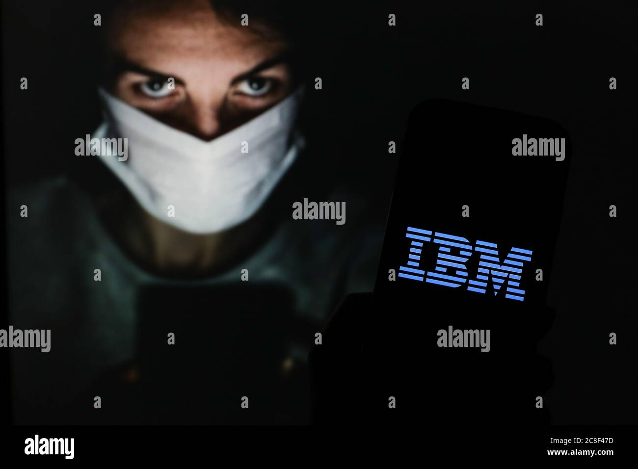 In dieser Abbildung ist ein IBM Firmenlogo auf einem Smartphone zu sehen. Stockfoto