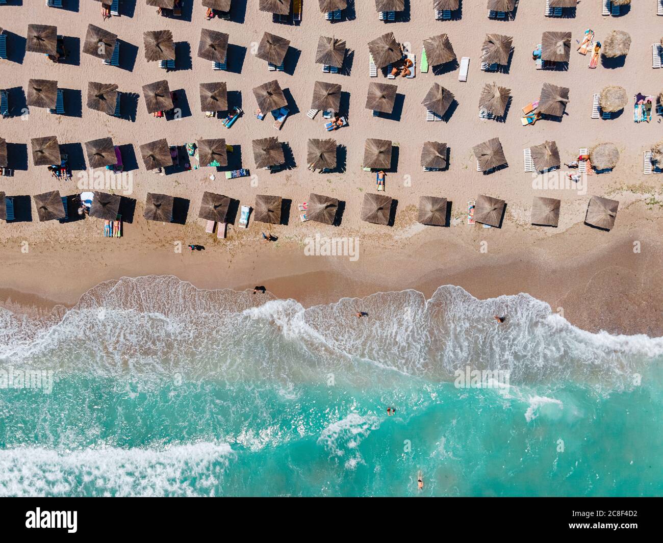 Luftstrand, Menschen Und Sonnenschirme Am Strand Fotografie, Landschaft Des Blauen Ozeans, Meereswellen Stockfoto