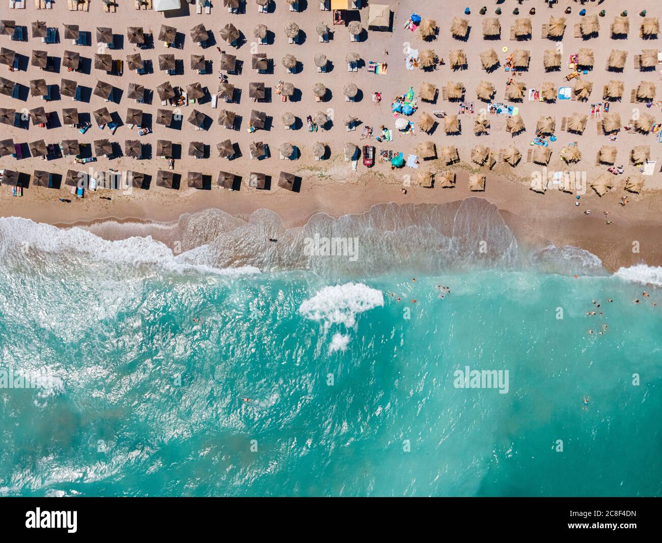 Luftstrand, Menschen Und Sonnenschirme Am Strand Fotografie, Landschaft Des Blauen Ozeans, Meereswellen Stockfoto