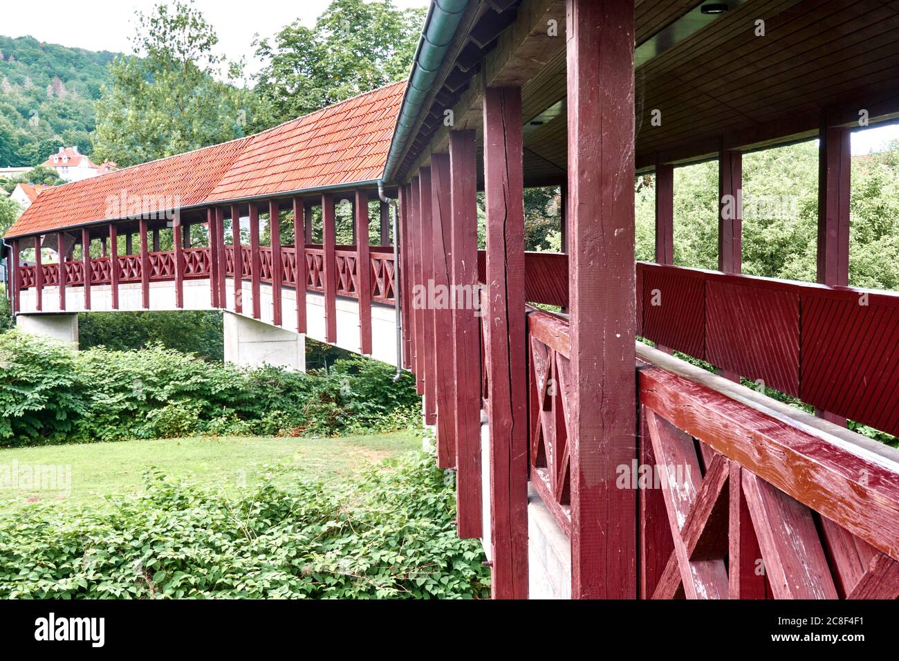 Überdachte Holzfußgängerbrücke von der Altstadt von Hann Münden über die Werra nach Weserstein Stockfoto