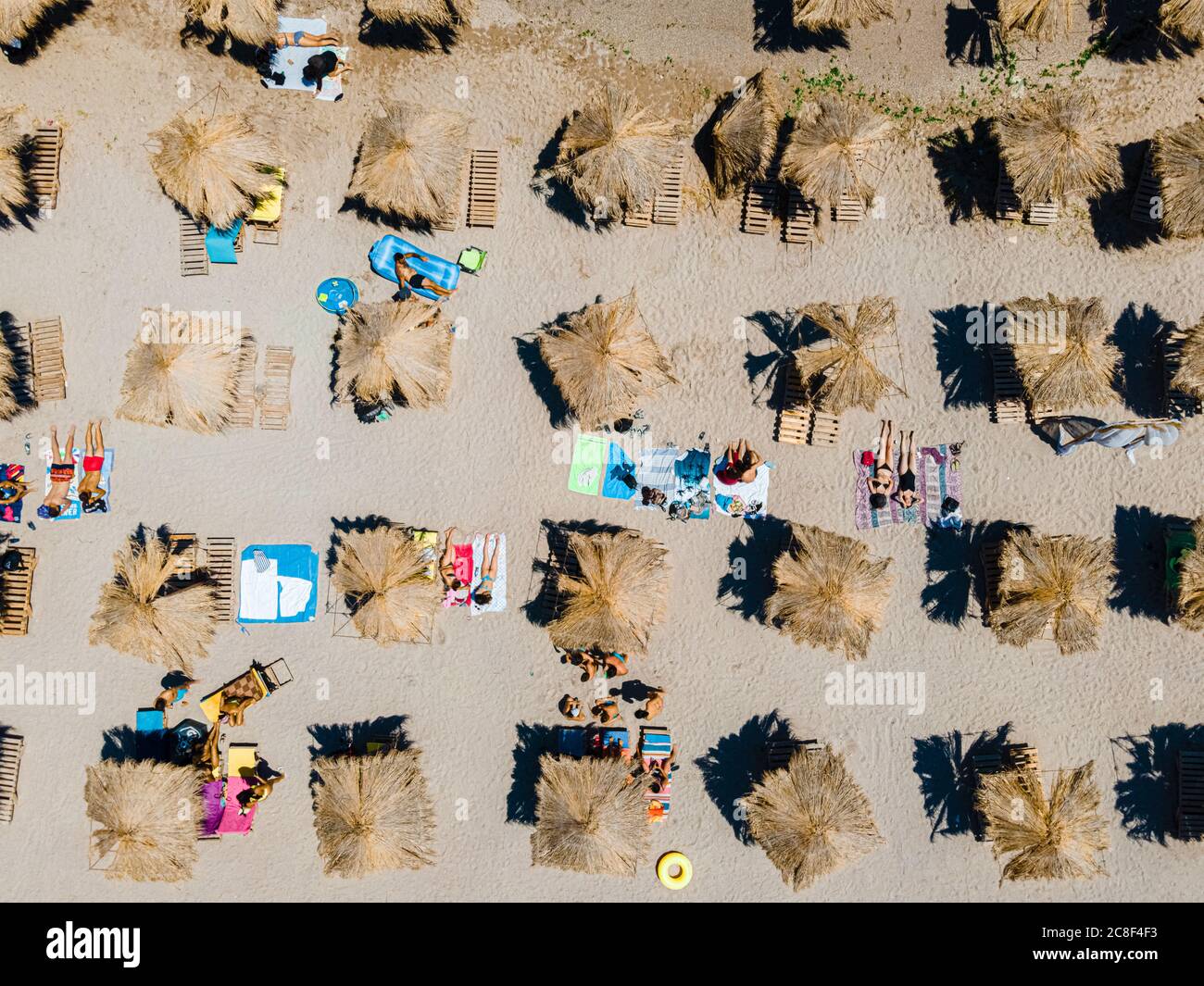 Luftstrand, Menschen Und Sonnenschirme Am Strand Fotografie Stockfoto