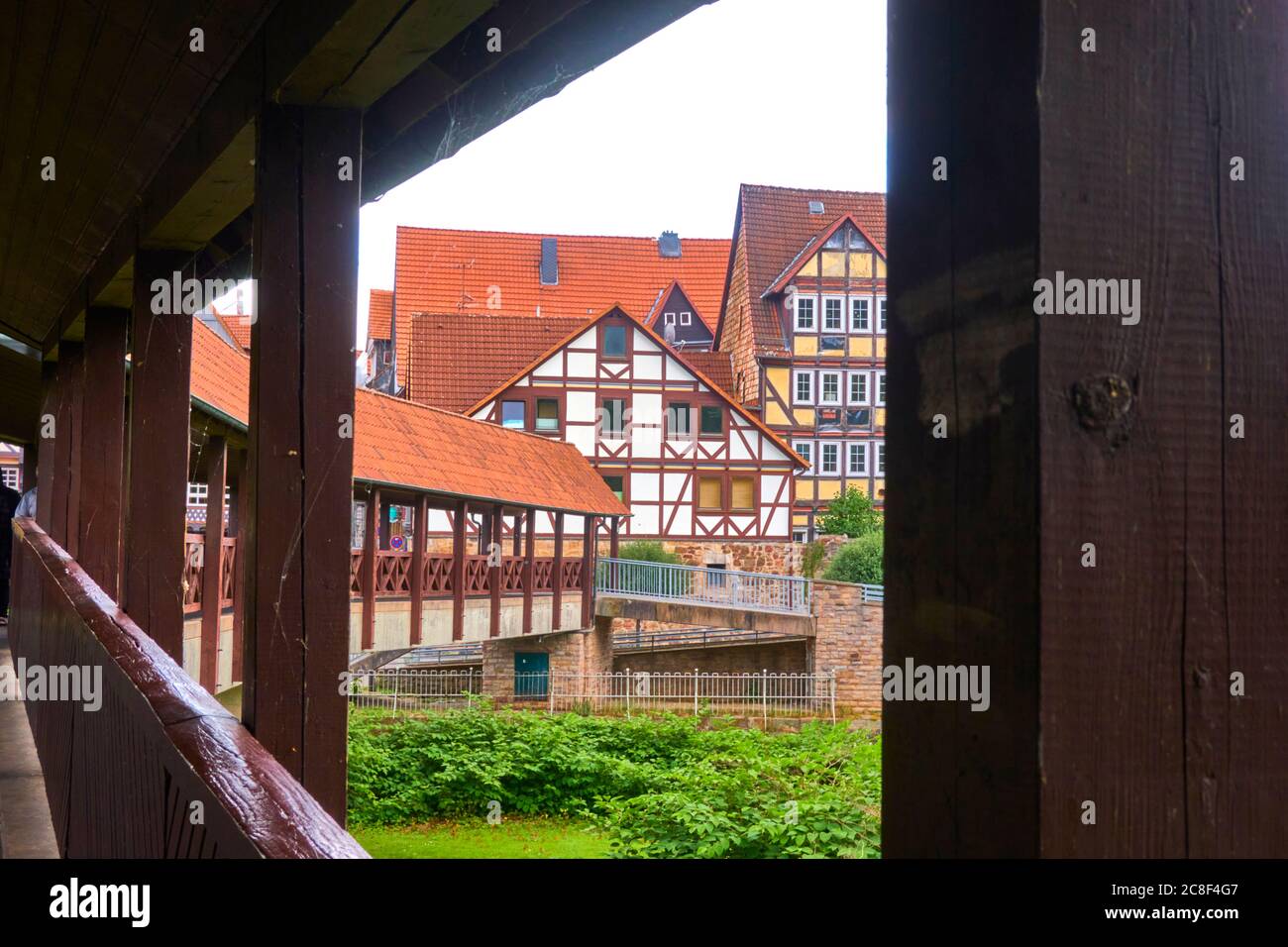Fachwerkhäuser am Ufer der Werra, Blick durch eine überdachte Brücke auf die Altstadt von Hann. Münden, Deutschland Stockfoto