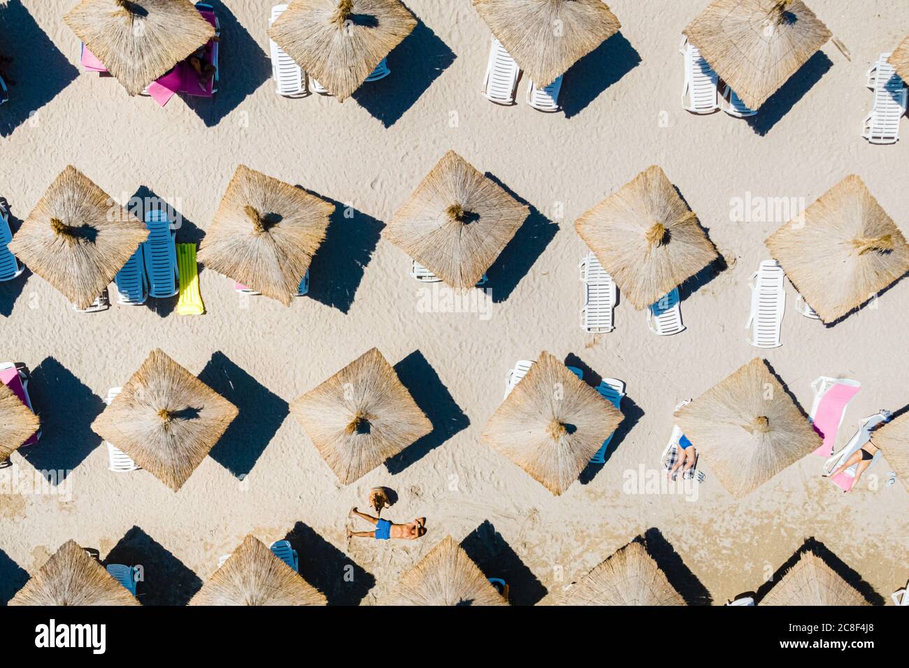 Luftstrand, Menschen Und Sonnenschirme Am Strand Fotografie, Landschaft Stockfoto
