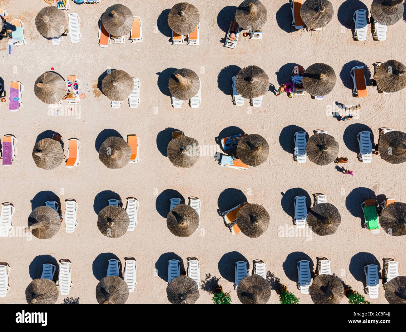 Luftstrand, Menschen Und Runde Sonnenschirme Am Strand Fotografie Stockfoto