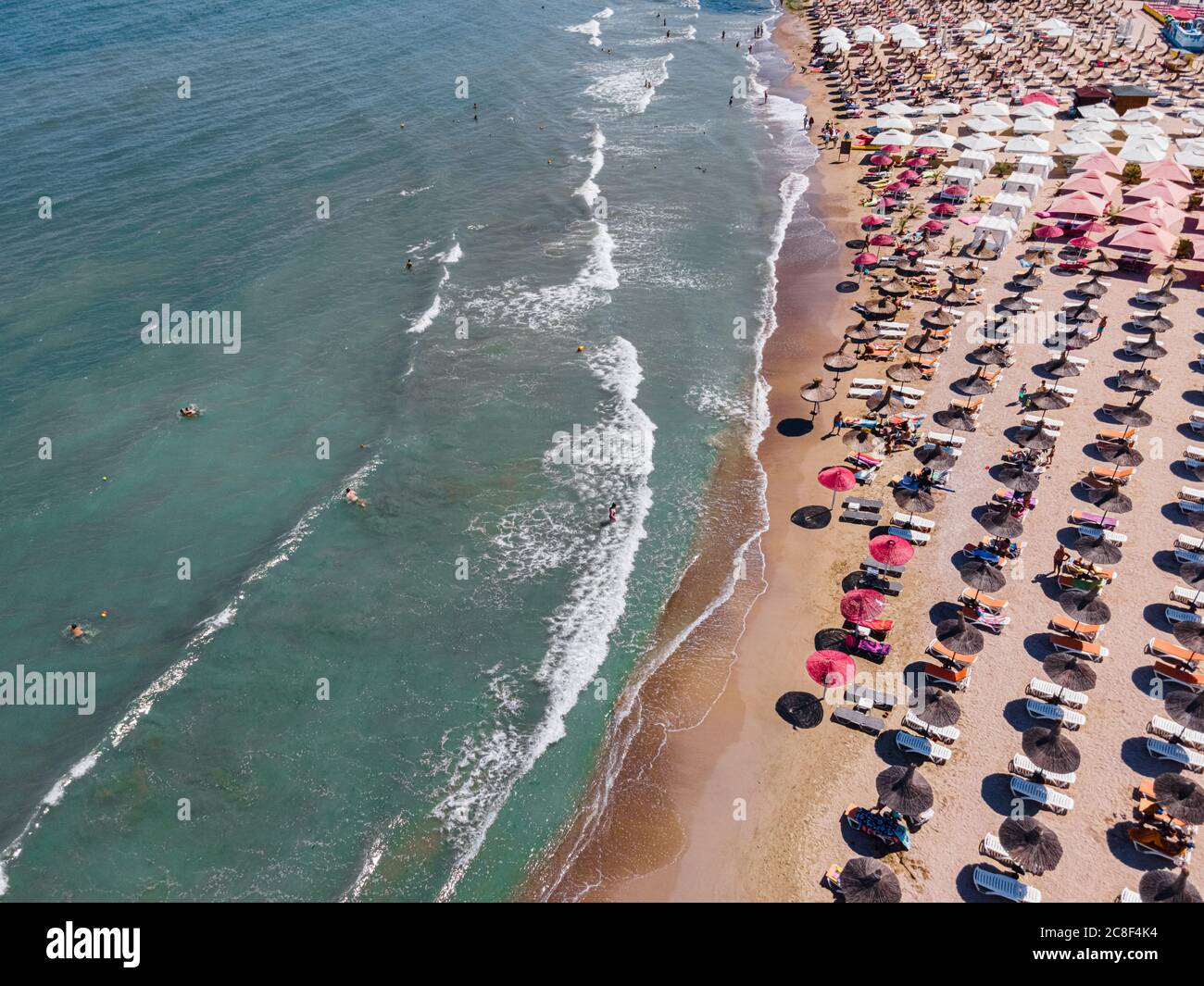 Luftstrand, Menschen Und Bunte Sonnenschirme Am Strand Fotografie, Blue Ocean Landschaft, Meereswellen Stockfoto