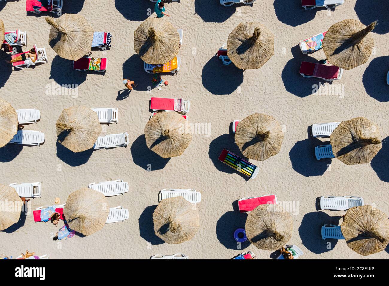 Luftstrand, Menschen Und Sonnenschirme Am Strand Fotografie Stockfoto