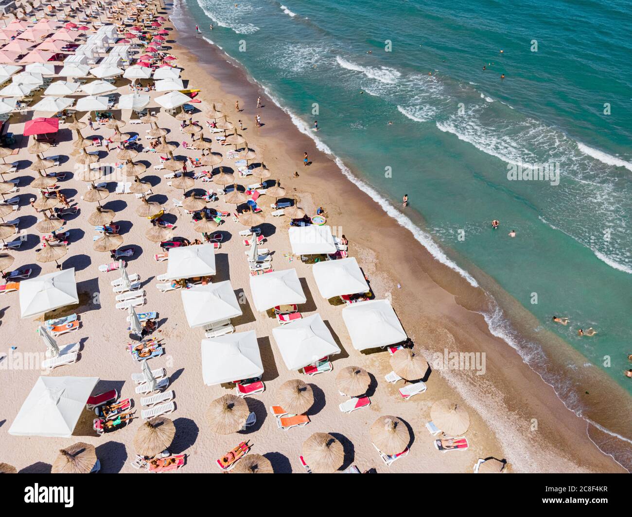 Luftstrand, Menschen Und Bunte Sonnenschirme Am Strand Fotografie, Blue Ocean Landschaft, Meereswellen Stockfoto