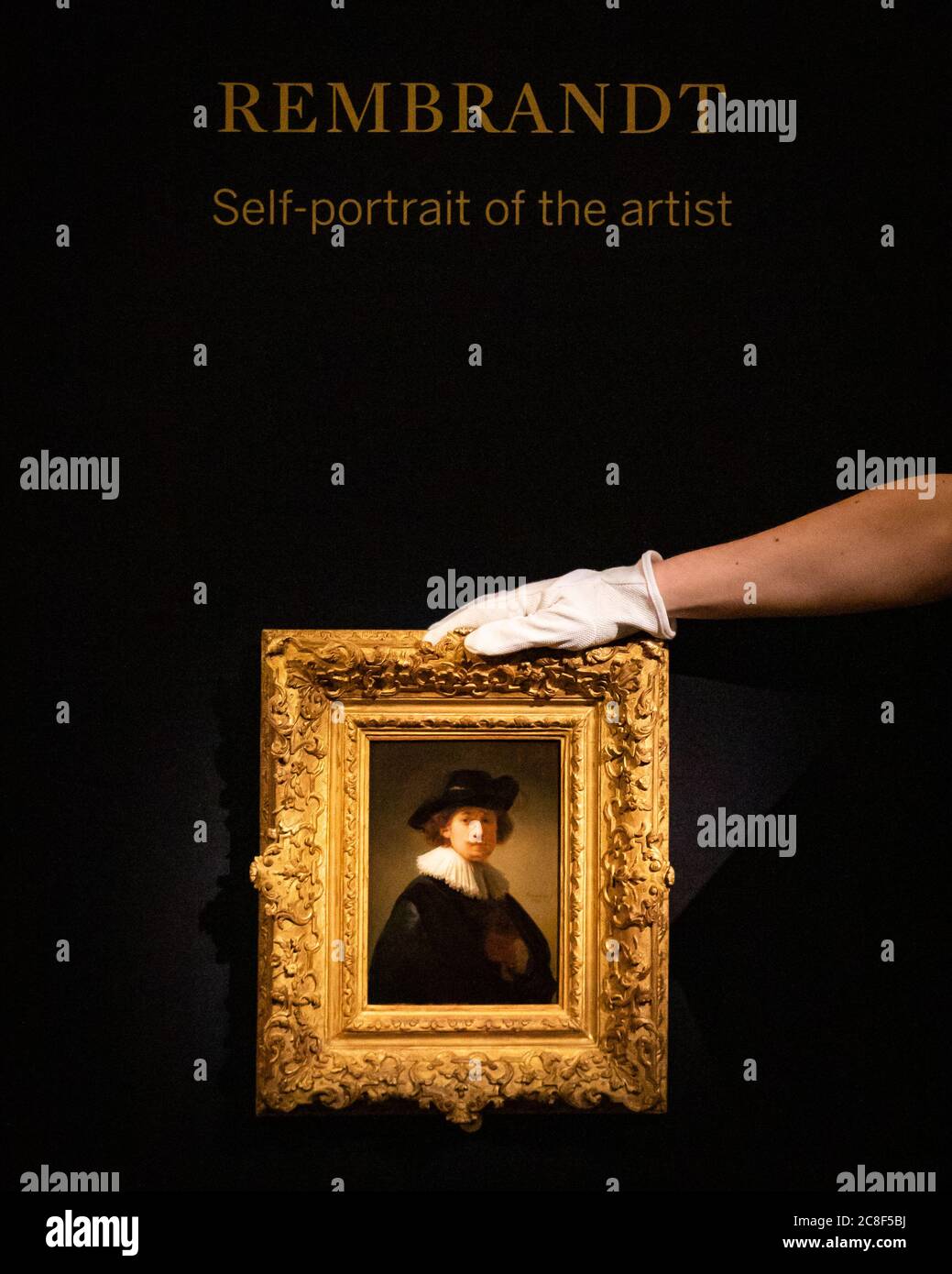 Galeristen vor dem Selbstporträt, mit Rüschen und schwarzem Hut von Rembrandt, 1632, Öl auf Eichenplatte mit einer Schätzung von GBP 12-16 Millionen während einer Pressevorschau bei Sotheby's in London vor dem Verkauf "von Rembrandt bis Richter" am 28. Juli. Stockfoto