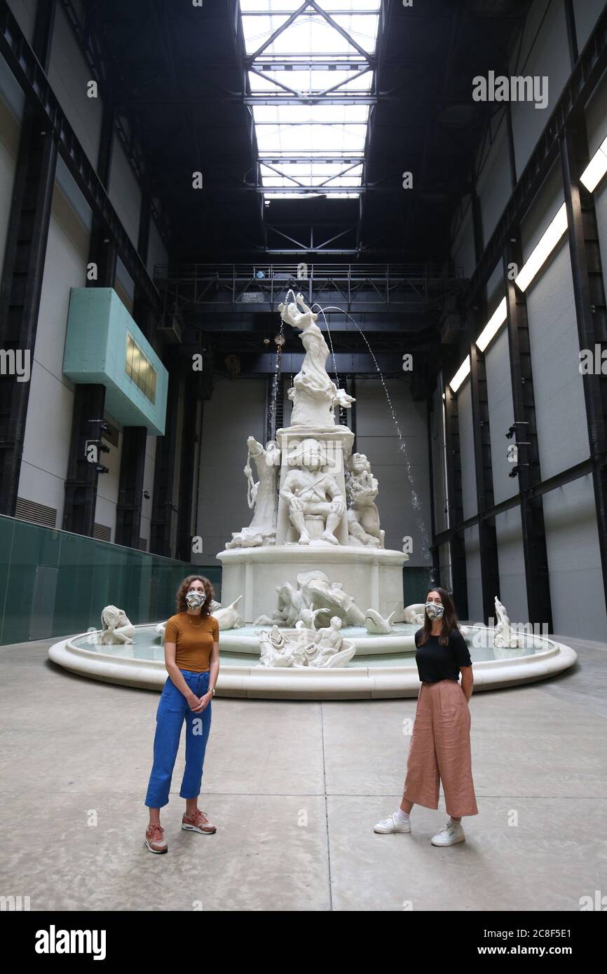 Mitarbeiter posieren vor Kara Walkers Installation 'Fons Americanus' in der Turbine Hall der Tate Modern, während sich die Galerie nach der Sperrung des Coronavirus am Montag, 27. Juli, für die Öffentlichkeit öffnet. Stockfoto