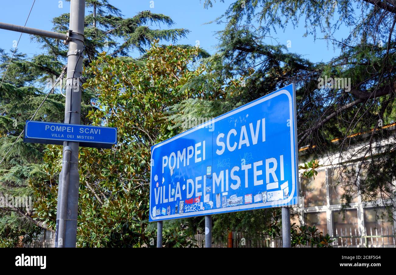 Schilder am Bahnhof Pompei Scavi, der dann auf der Linie zwischen Neapel und Sorrento hält, um die römische Stadt Pompeji zu besichtigen Stockfoto