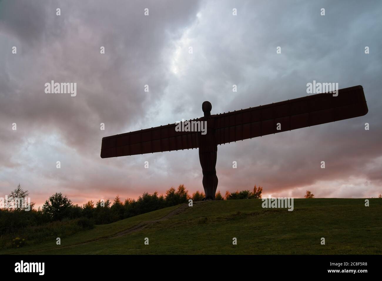 Die ikonische Eisenstatue des Engels des Nordens, entworfen von Anthony Gormley, steht stolz in Silhouette vor einem dramtischen wolkenbewölkten Himmel an Sonnen Stockfoto