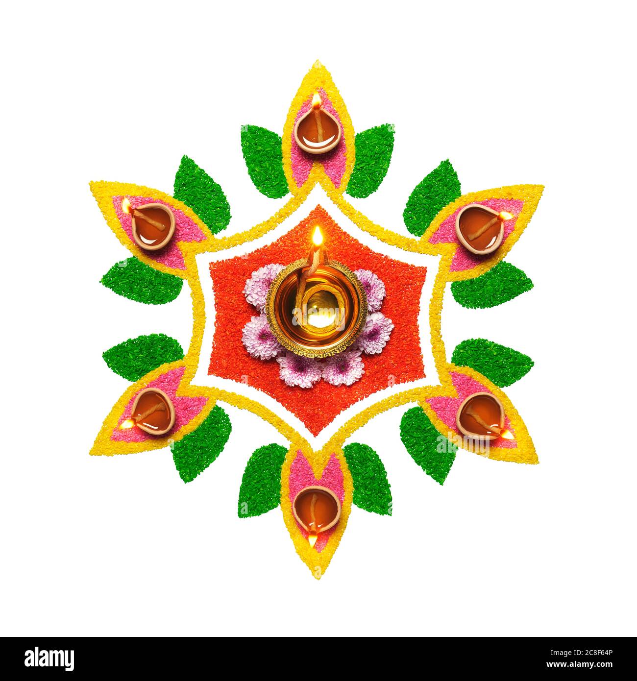 Happy Diwali, Öllampe auf buntem Rangoli auf weißem Hintergrund Stockfoto