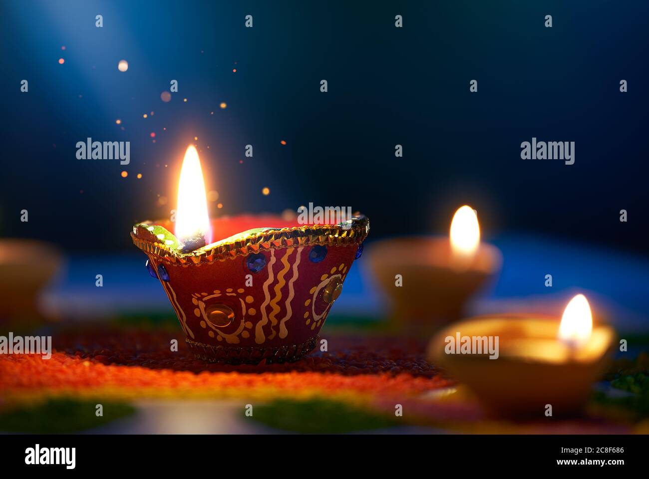 Happy Diwali, Mondlicht auf einer beleuchteten Diya-Lampe Stockfoto
