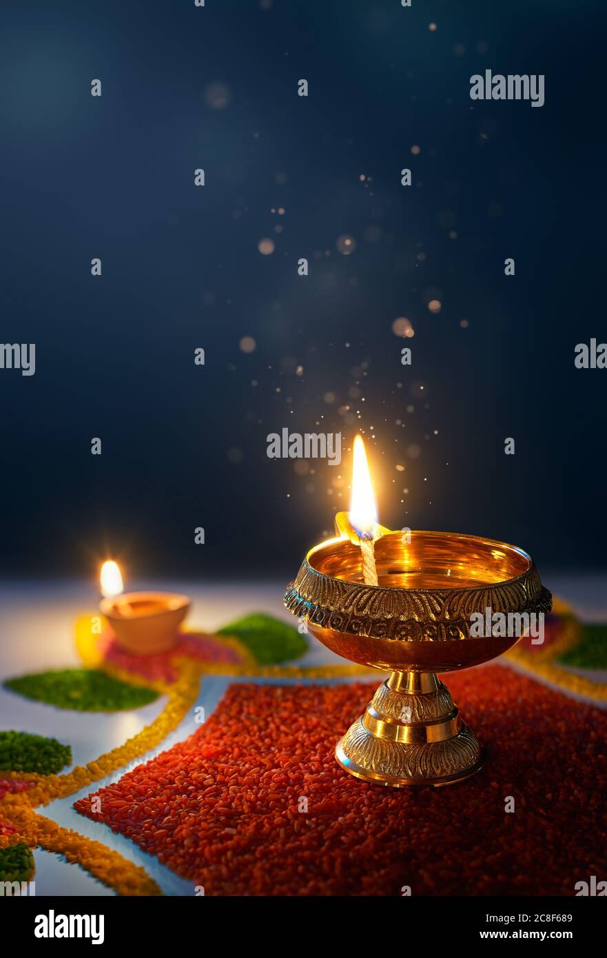 Happy Diwali, glitzernde Diya Öllampe vor dunklem Hintergrund mit Kopierraum Stockfoto