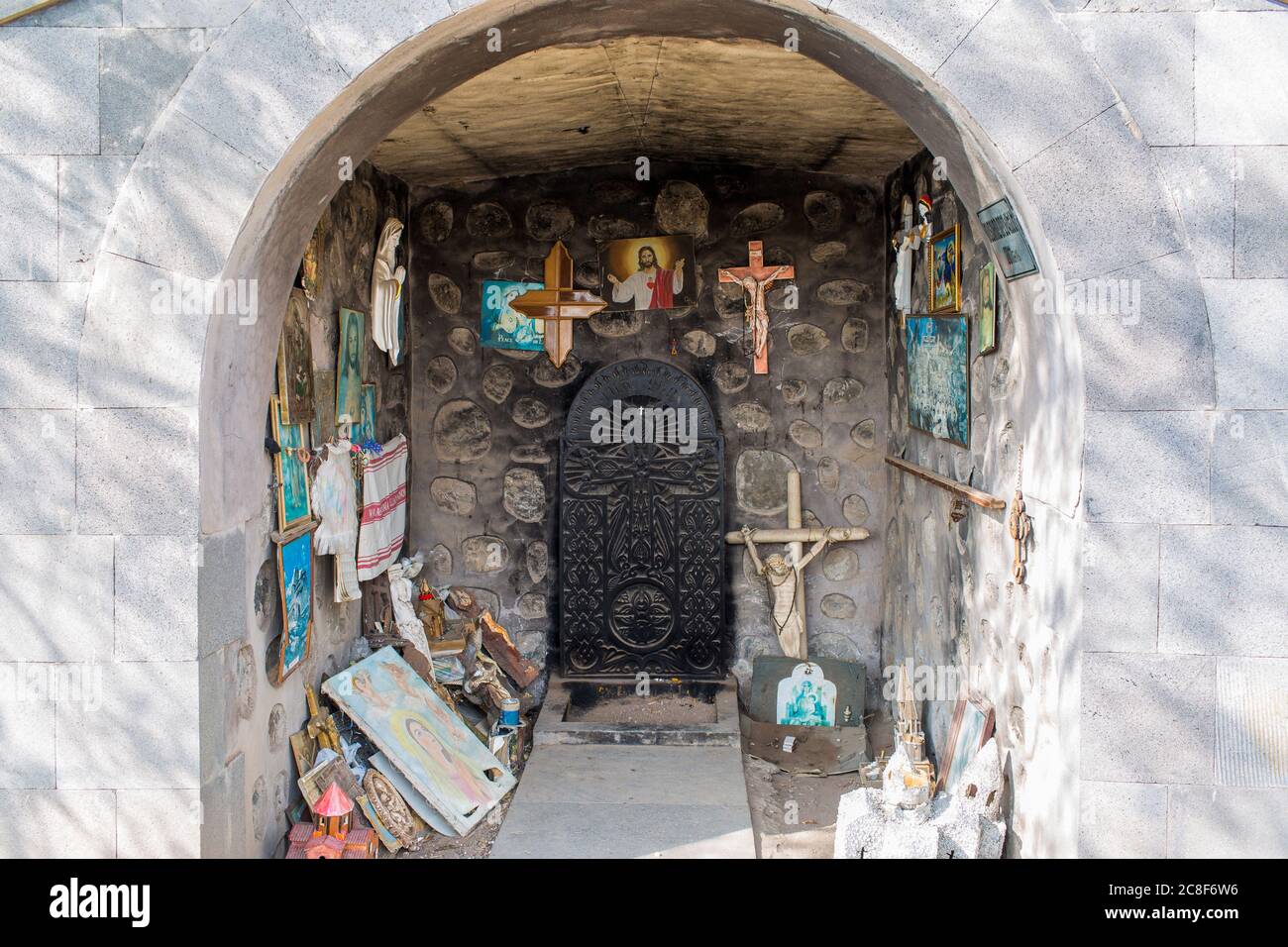 Ein Schrein am Straßenrand in der Nähe des Artsvanik Stausees auf dem Weg von Goris zur iranischen Grenze in Südarmenien. Stockfoto