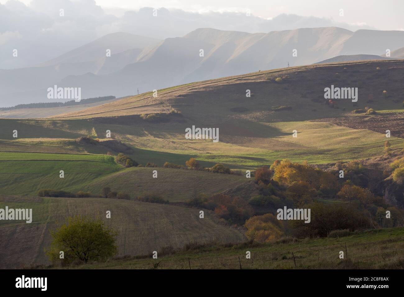 Dramatische Landschaften im späten Licht in der Region des Höhlenkomplexes Khndzoresk, in der Nähe von Gori im Süden Armeniens. Stockfoto