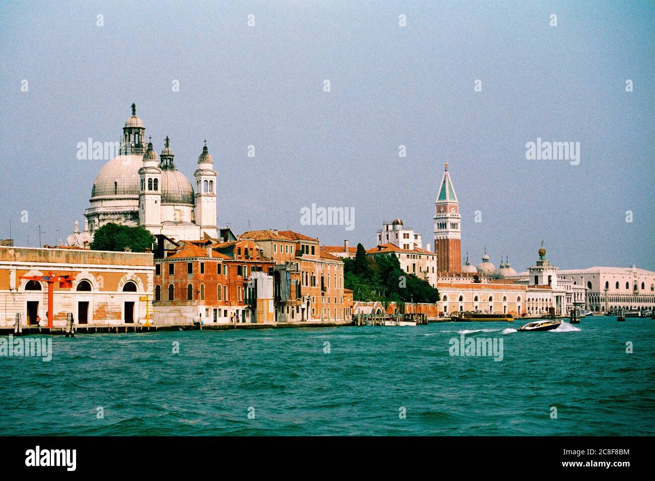 Blick vom Meer auf die Santa Maria della Salute und den Campanile de San Marco. Santa Maria della Salute ist eine barocke Kirche in Sestiere Dorsoduro in Venedig am Eingang zum Canale Grande. Es ist eine der beiden Votivkirchen in Venedig, die als Reaktion auf eine Pestepidemie in der Stadt gebaut wurden. Venedig, 22. September 1992 - weltweite Nutzung Stockfoto