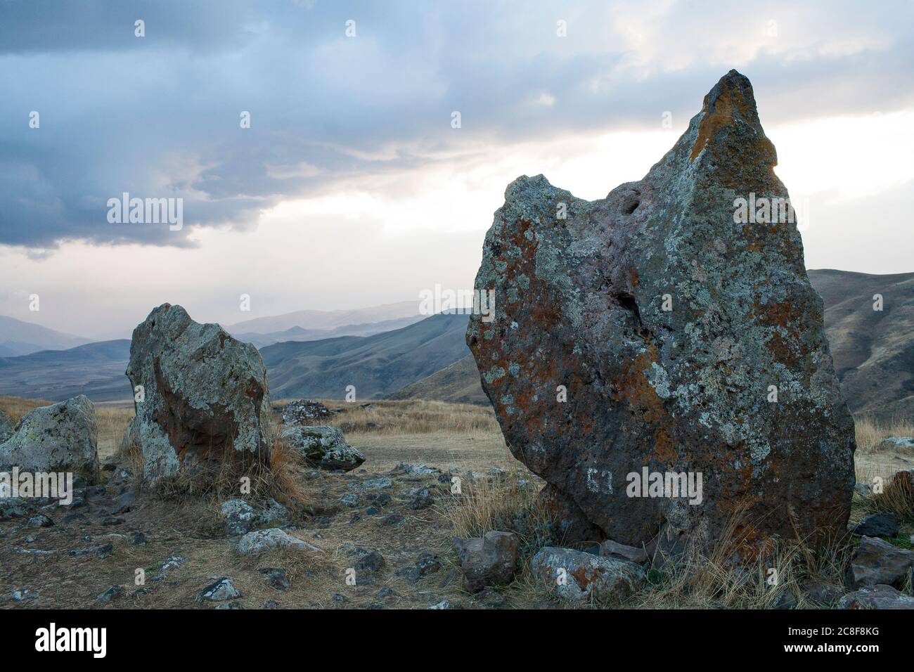 Carahunge, auf einer dramatischen Ebene gelegen, ist eine prähistorische archäologische Stätte in der Nähe der Stadt Sisian in der Provinz Syunik in Armenien. Stockfoto