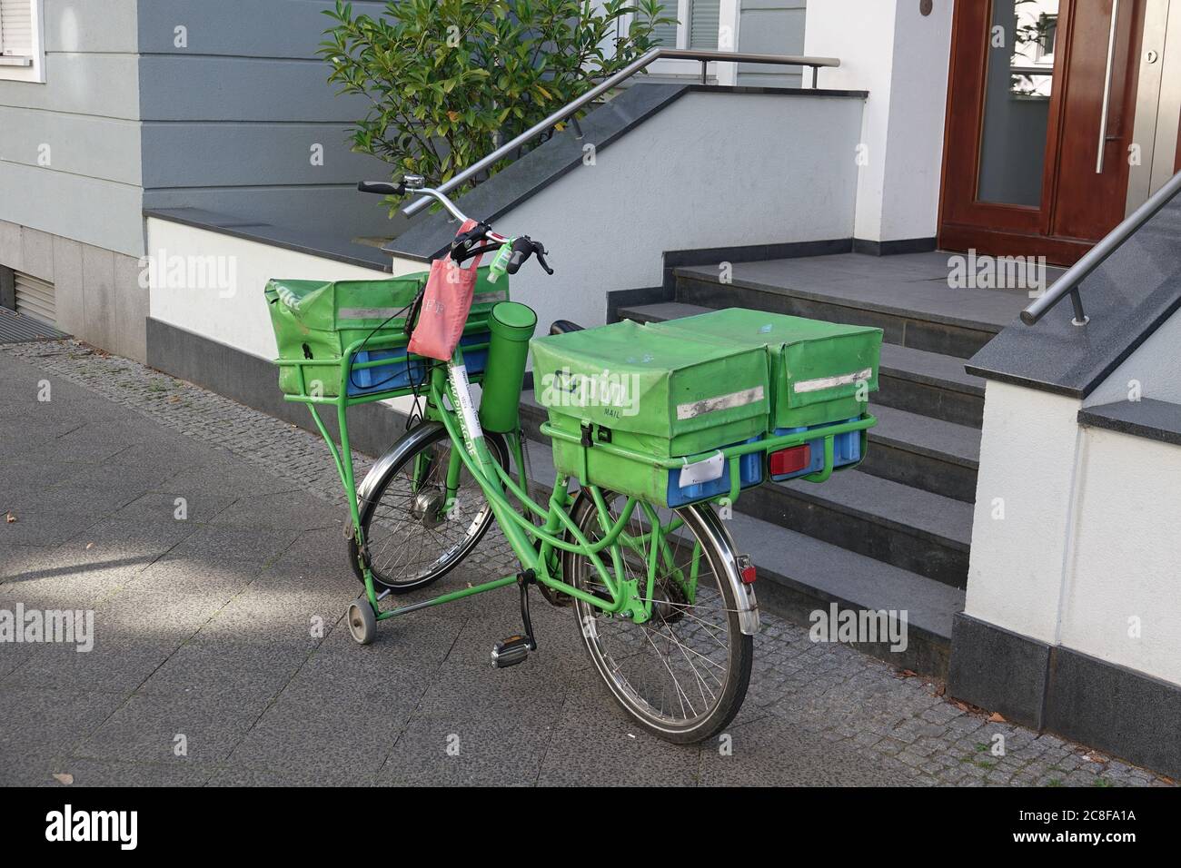 23. Juli 2020, Berlin: Vor einem Hauseingang steht ein Fahrrad der privaten Postfirma Pin-Mail. Foto: Alexandra Schuler/dpa - ACHTUNG: Lasche auf der Liefertasche ist verpixelt Stockfoto