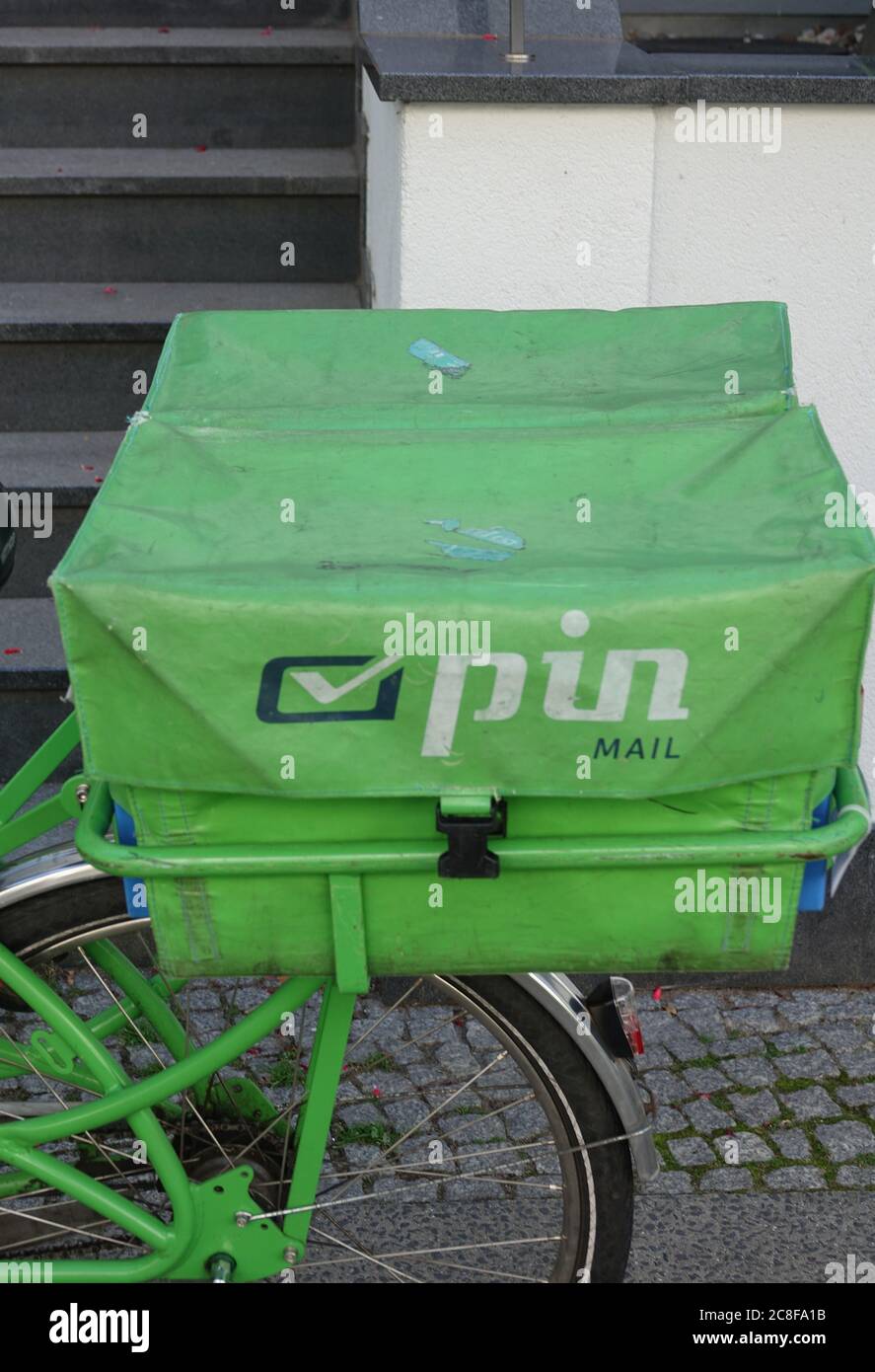 23. Juli 2020, Berlin: Eine Tasche auf dem Fahrrad der privaten Post Pin-Mail steht vor dem Eingang zu einem Haus. Foto: Alexandra Schuler/dpa - ACHTUNG: Lasche auf der Liefertasche ist verpixelt Stockfoto