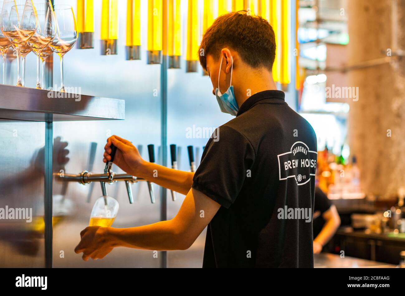 Ein Barkeeper gießt einen Apfelwein im Shanghai Brewhouse im Jing’an District. Stockfoto