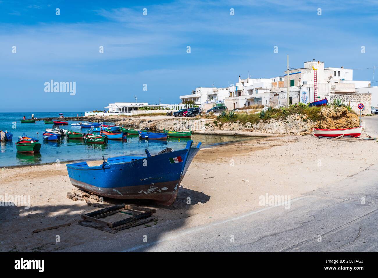 Kloster und Boote umrahmen die Bucht von San Vito. Stockfoto