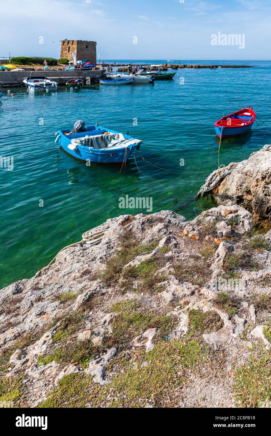 Kloster und Boote umrahmen die Bucht von San Vito. Stockfoto