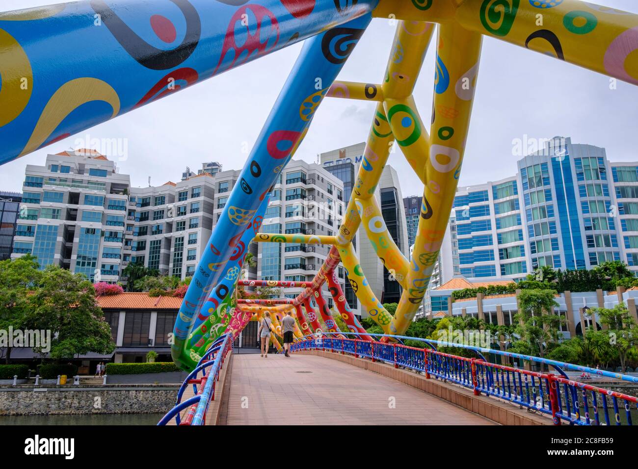 Die farbenfrohe Robertson Bridge über dem Singapore River, Singapur Stockfoto