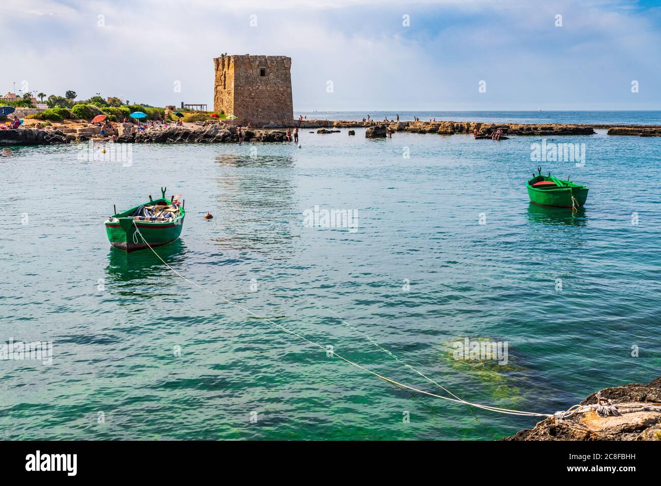 Kloster und Boote umrahmen die Bucht von San Vito. Stockfoto