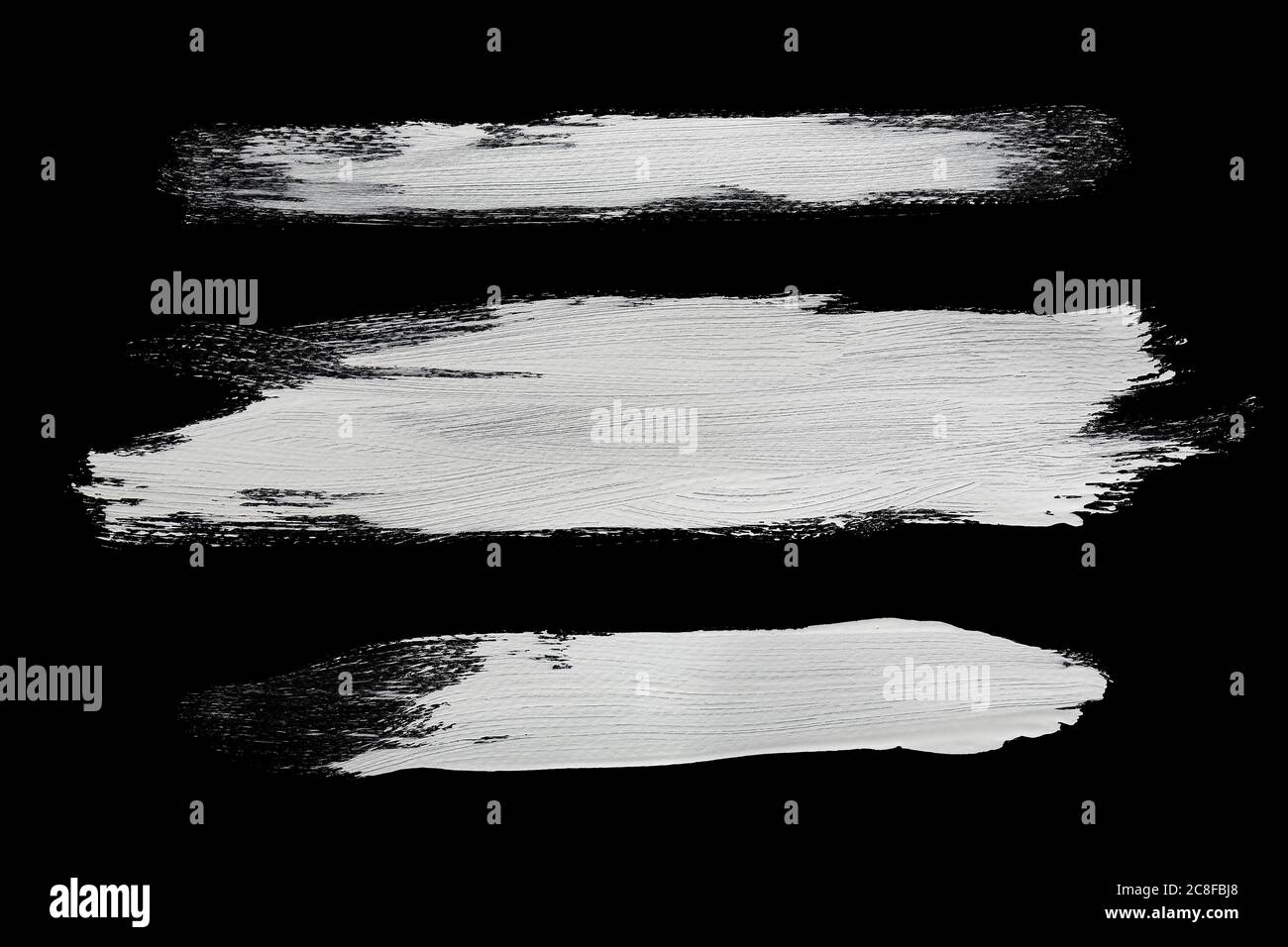 Echte weiße Pinselstriche mit detaillierter Textur auf Schwarz Stockfoto